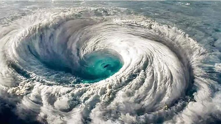 ধেয়ে আসছে ঘূর্ণিঝড় ‘সেনিয়ার’